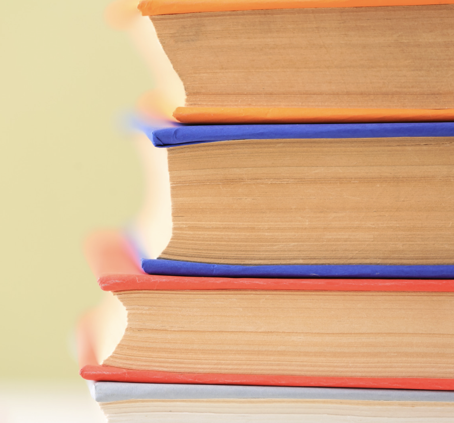 Wissenschaftlicher Arbeitsplatz mit Büchern und Notizen