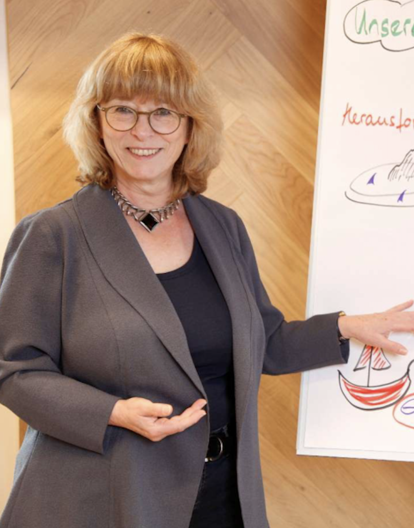 Ruhiger Wissensraum mit Bibliothek und Schreibtisch